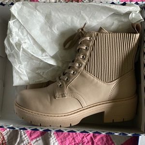 New with tags Limelight blush boots